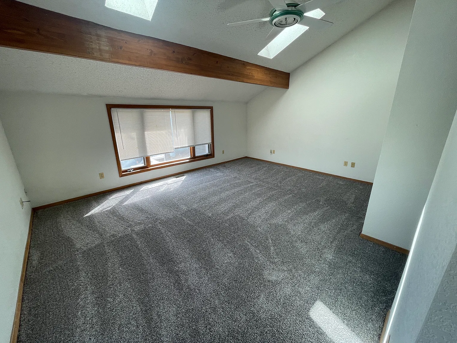 3 bed, 2.5 bath, 1832 sqft, $4,200 — Photo 4
