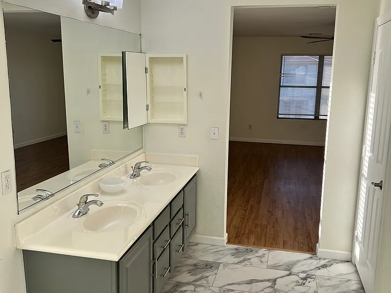 3728 E Liberty Ln — Photo 35