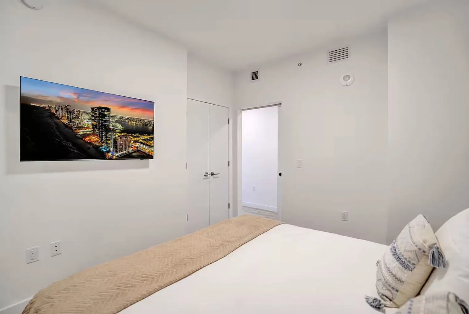 1 bed, 1.0 bath, 592 sqft, $6,204 — Photo 4
