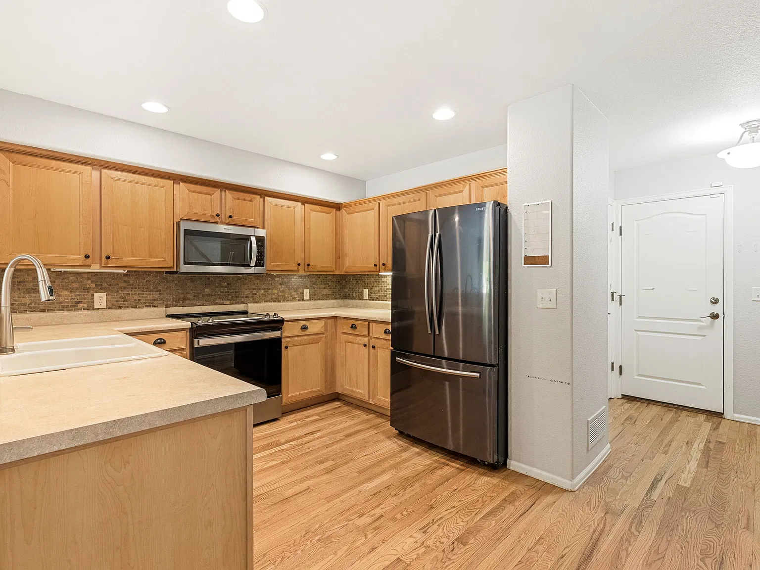3 bed, 3.5 bath, 1767 sqft, $2,400 — Photo 3