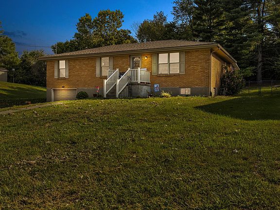 3rd image of 1055 Iroquois Dr