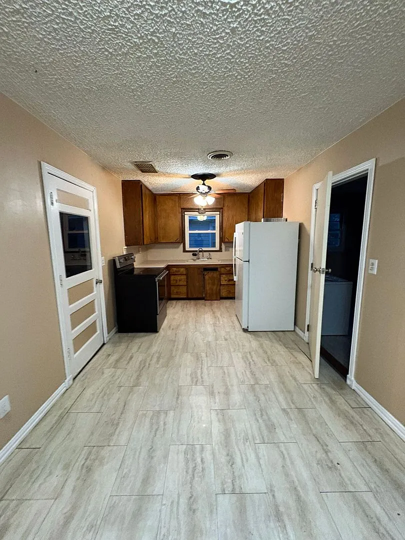 3 Bedroom 1 Bath Rental Available — Photo 3