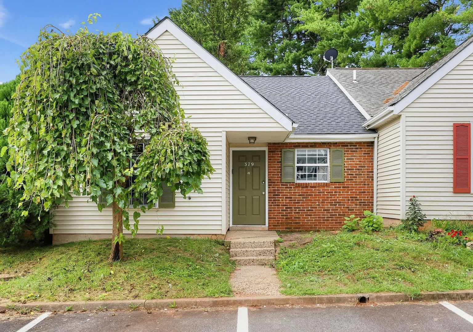 Newley renovated townhouse in Culpeper — Photo 1