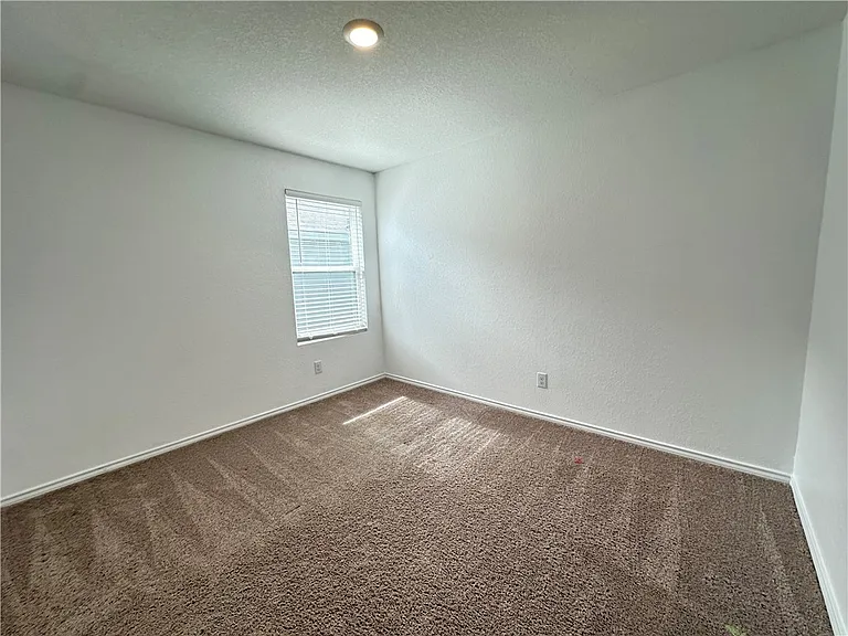 1203 Athena Dr — Photo 32