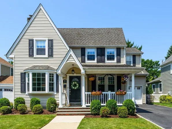 68 Roosevelt Street, Garden City, NY 11530