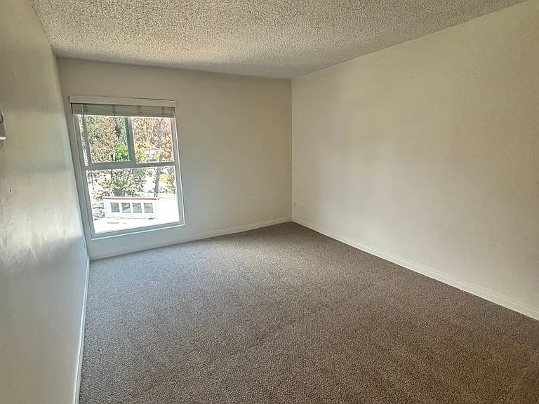 University Terrace Apartments — Photo 32