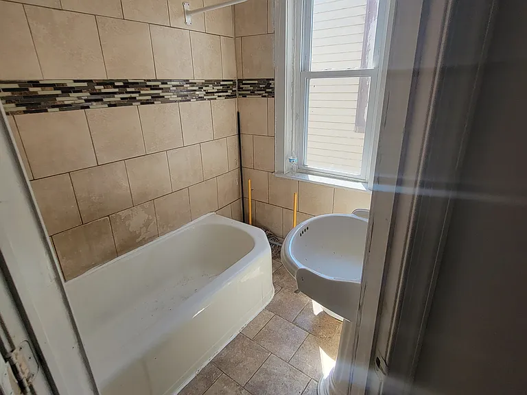 808 E Madison St — Photo 10