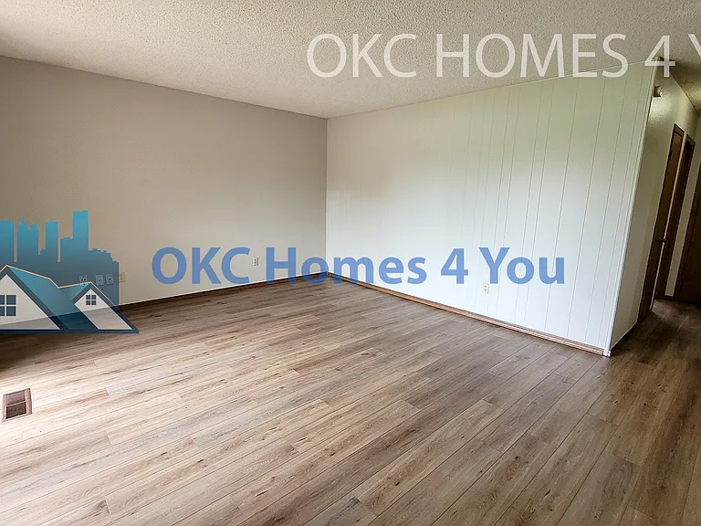 7020 Woodlake Dr — Photo 2