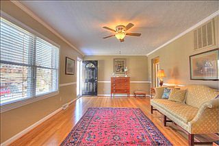 5th image of 309 Pin Oak Dr