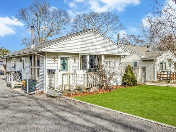 25 Maplewood Avenue, Selden, NY 11784