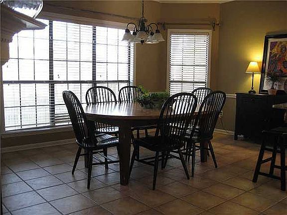 4th image of 989 Tara Woods Dr