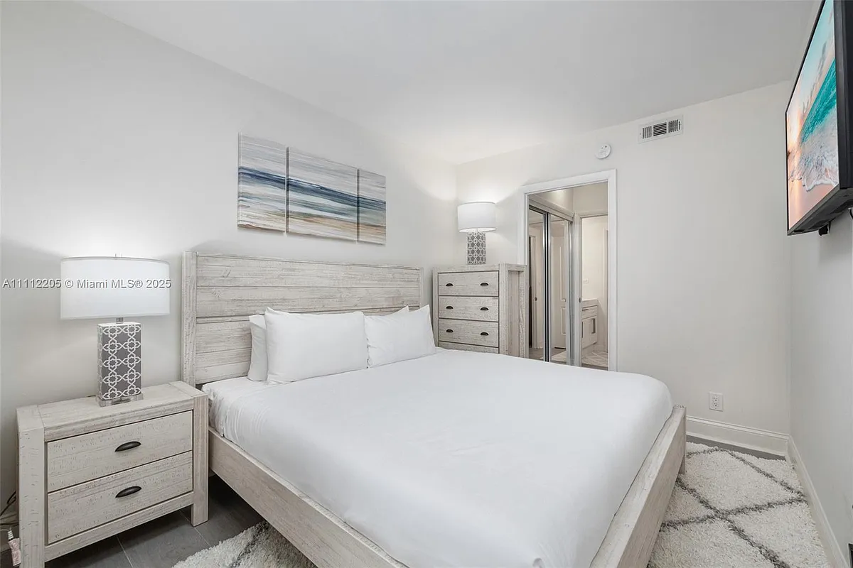 Building Photo - 2301 Collins Ave #328
