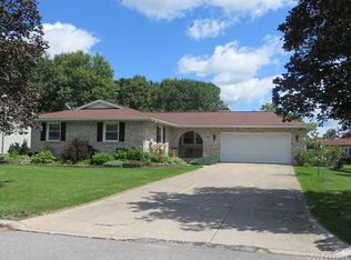 57 Lindhurst Dr, Lockport, NY 14094