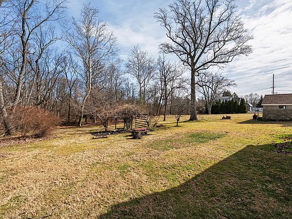 4th image of 136 Edgewood Rd