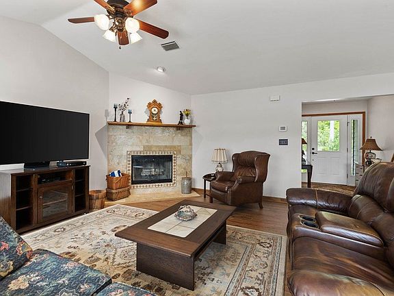 4th image of 170 Hickory Ln