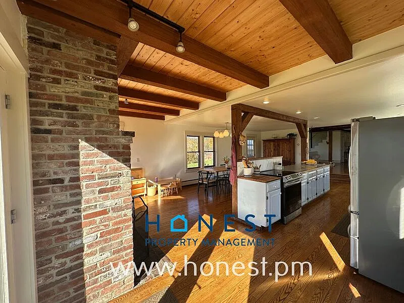 4 bed, 2.0 bath, 2131 sqft, $2,600 — Photo 3