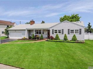 9 Cedar Point Dr, West Islip, NY 11795