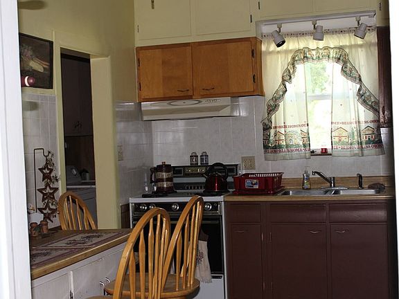 5th image of 609 W 7th St