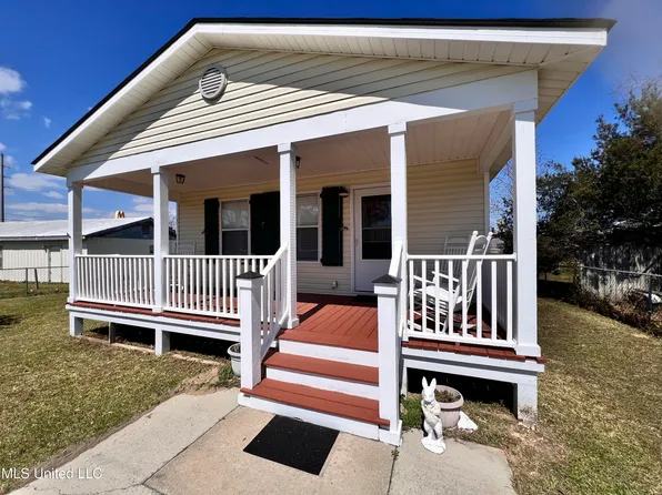 605 Victoria St, Waveland, MS 39576