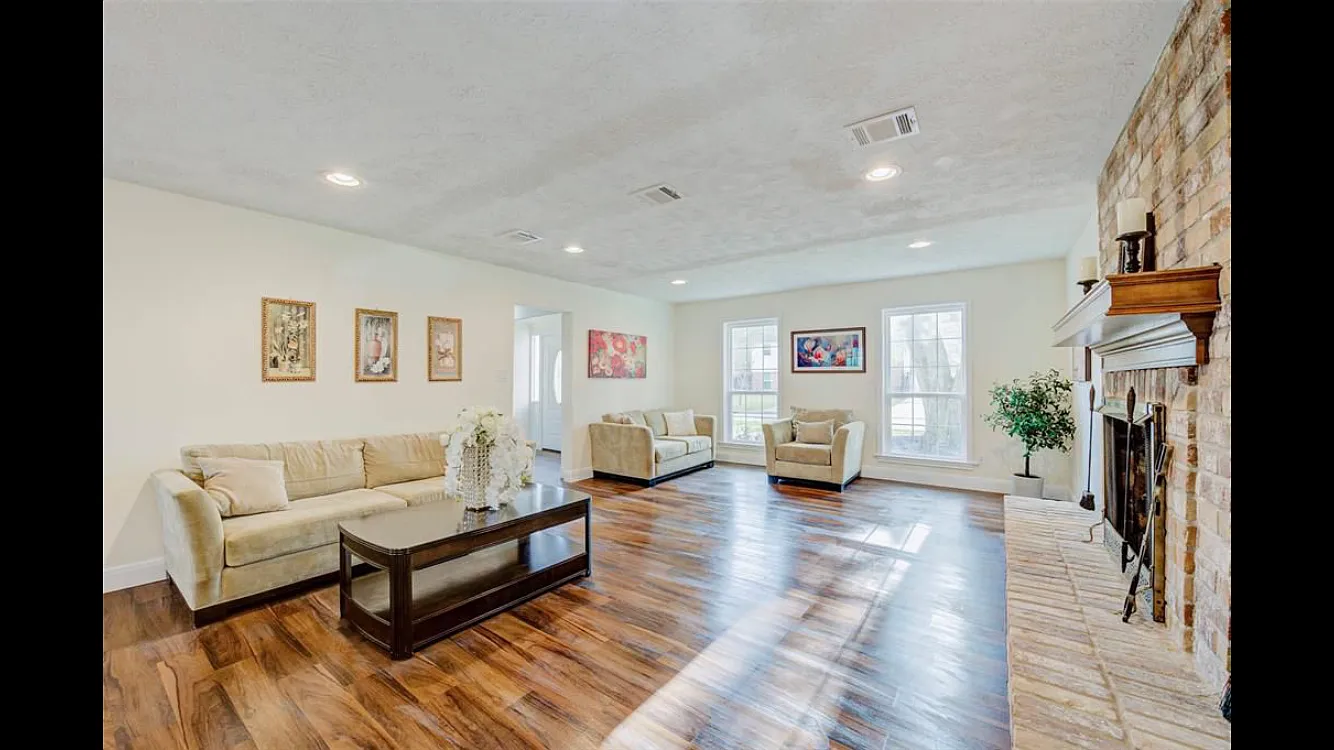 5 bed, 2862 sqft, $3,900 — Photo 2