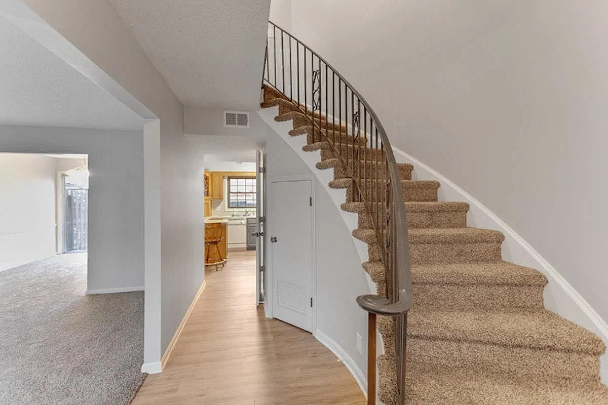 100 Buckingham Dr — Photo 3