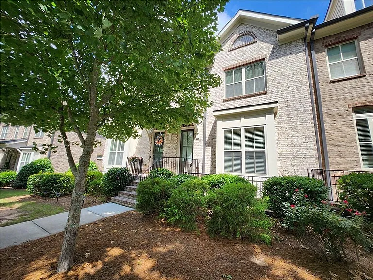 1323 Faircrest Way — Photo 2