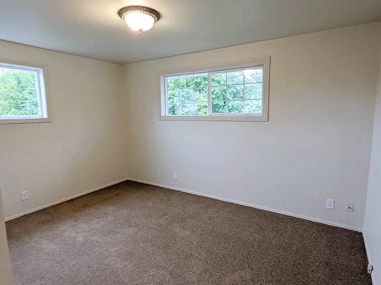 110 1/2 E Hillcrest Dr — Photo 6