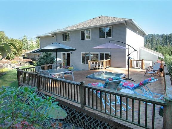 Large back deck with hottub 
