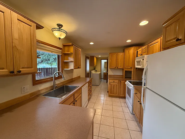 409 Clover Cir — Photo 7