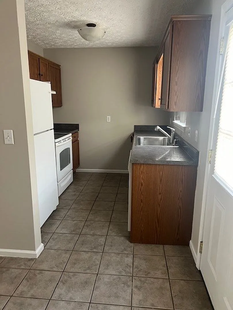 Spacious 2-Bedroom Townhouse with Garage — Photo 3
