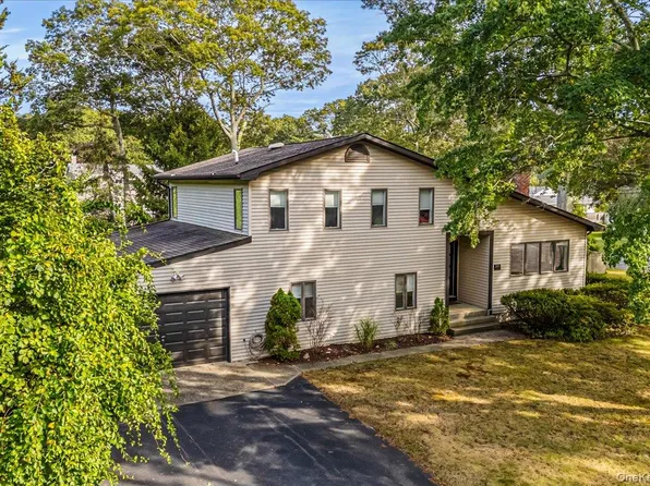 22 Howell Place, Speonk, NY 11972