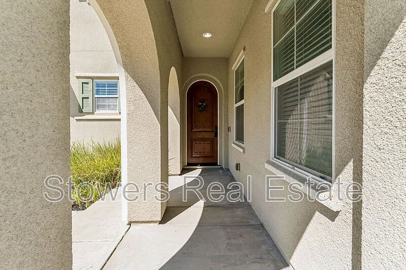 5 bed, 4.0 bath, 4130 sqft, $7,995 — Photo 2