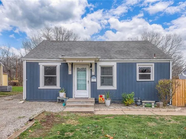 809 E Walnut St, Belton, MO 64012