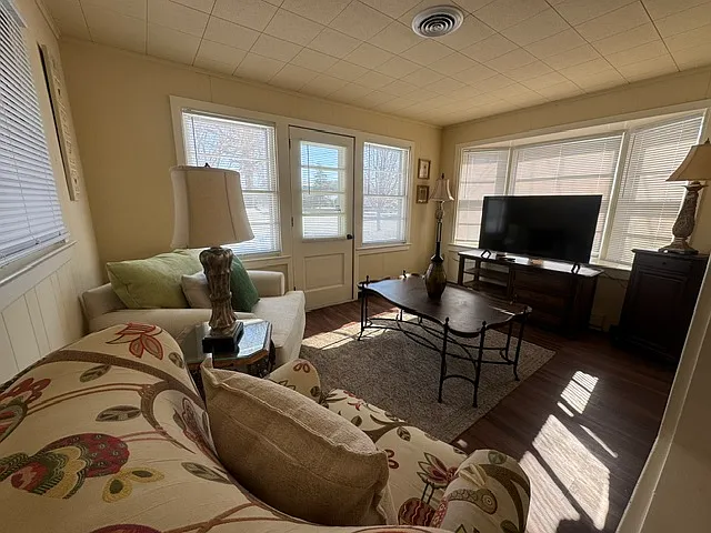 3 bed, 2.5 bath, 1800 sqft, $3,695 — Photo 2
