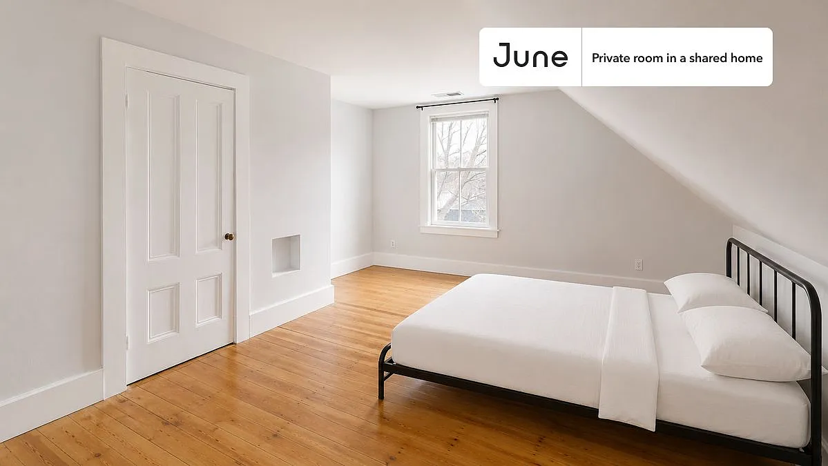 Queen bedroom in 5 bed/2.5 bath home in Newton Corner #1463 D — Photo 1