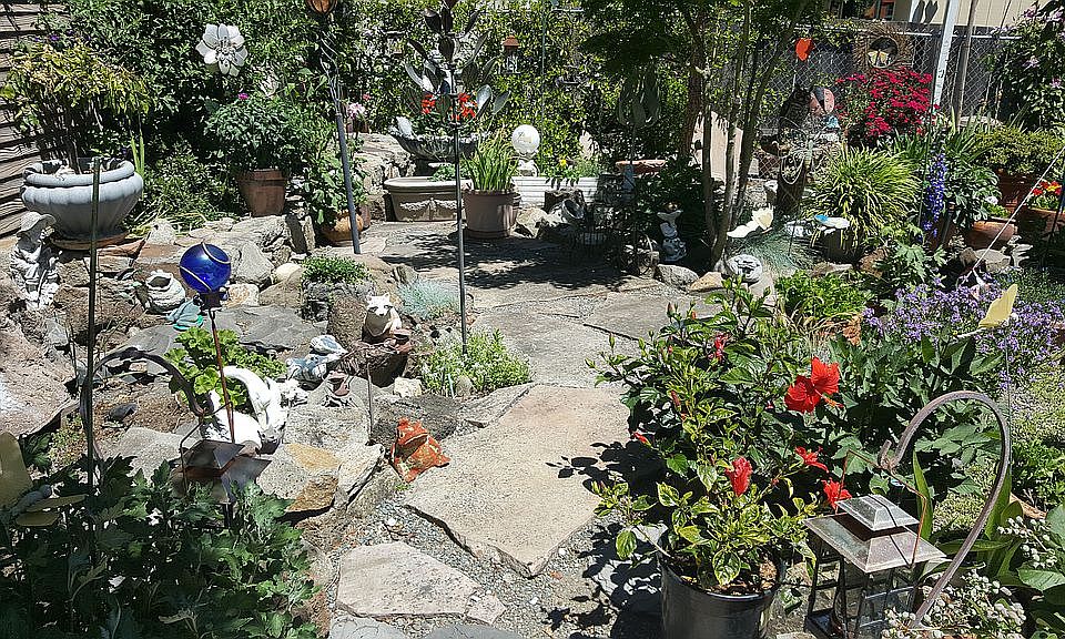 2nd image of 1088 Holly Ave