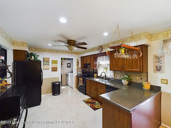 4th image of 300 Albert Avenue