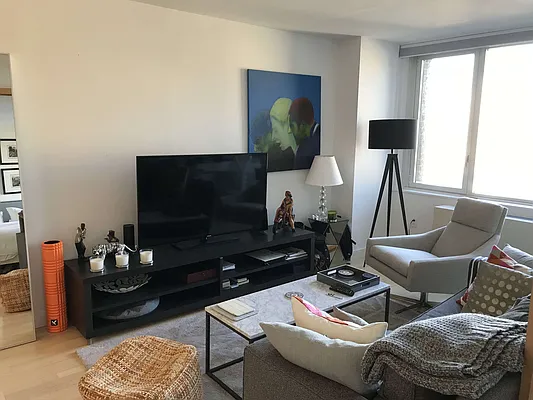 Rented by iHomeny Realty | media 34