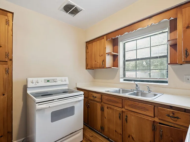 2028 Albert Lee Pkwy — Photo 6