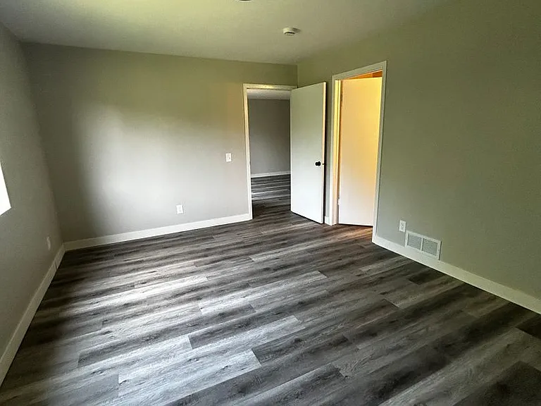 1320 Riverside Dr — Photo 6