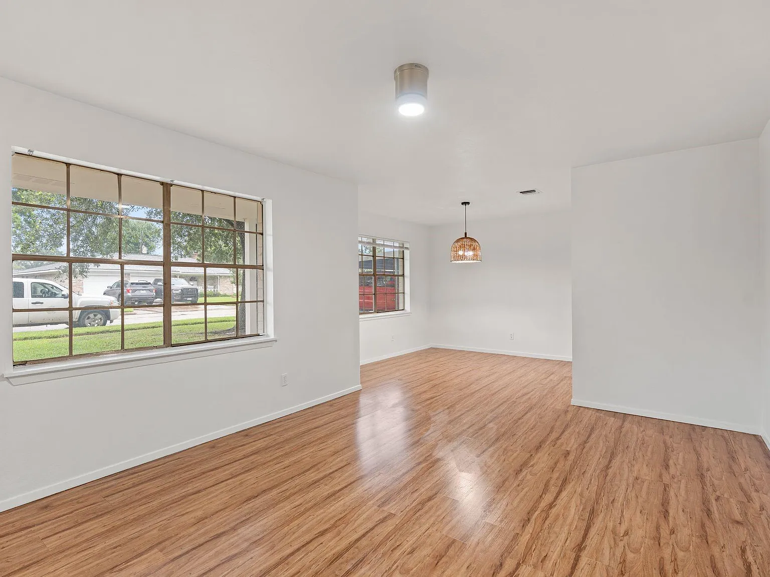 5 bed, 3.5 bath, 2885 sqft, $2,950 — Photo 2