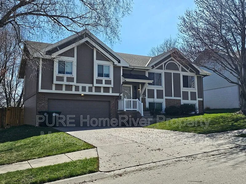 3 bed, 3.0 bath, 1879 sqft, $2,175 — Photo 2