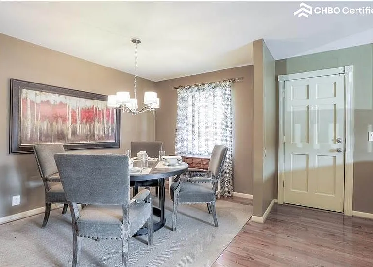 Formal Dining Area Seats 4