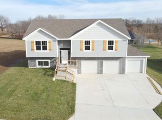 103 Sally Cir, Dearborn, MO 64439