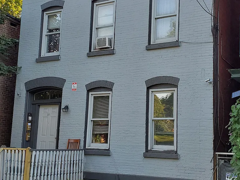 217 3rd St #1 — Photo 2