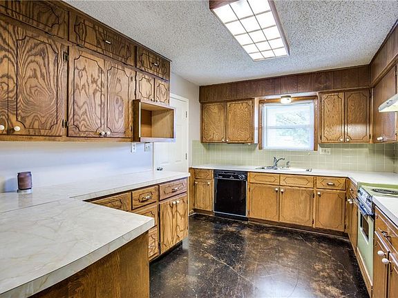 3rd image of 914 S Valentine Dr