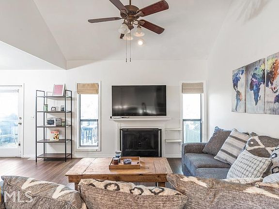 5th image of 1017 Creatwood Cir SE