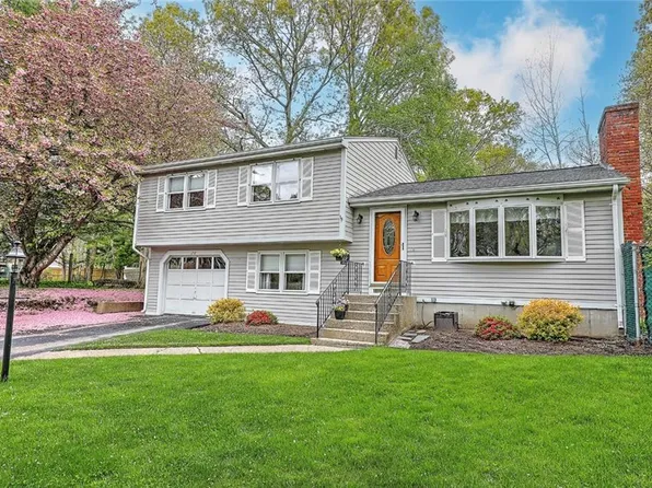 28 Columbus Ave, Barrington, RI 02806