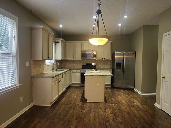 3rd image of 2920 Cooper Woods Dr