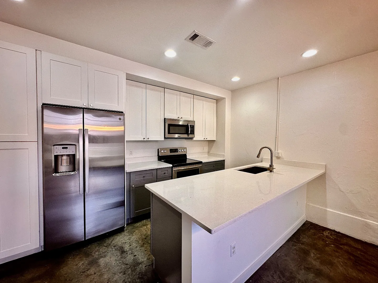 Spacious 1-Bed, 1.5-Bath with In-Unit Laundry + Off-Street Parking in the Heart of New Orleans — Photo 3